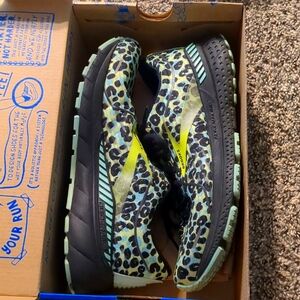 Gently worn. No flaws. Women's Brooks Adrenaline size 8 medium/B width